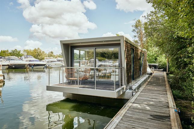 Houseboat for sale in Bates Wharf, Chertsey
