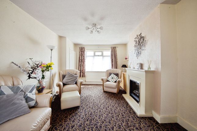 47, Cowper Gardens, London photo 3