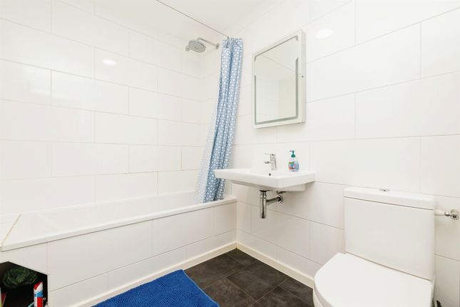 Flat for sale in Western Crescent, Banbury