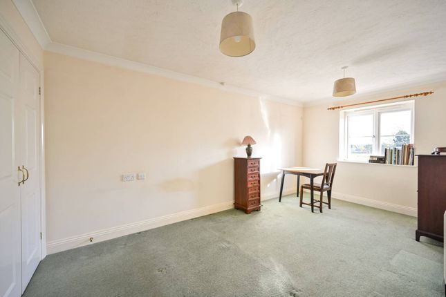 Flat for sale in Golden Court, Isleworth