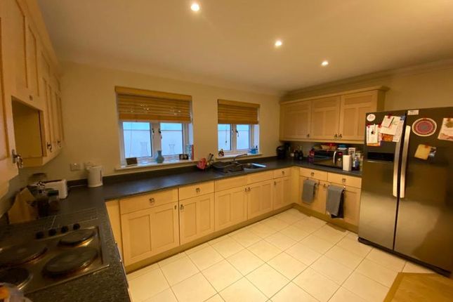 Heathside Crescent, Woking photo 3