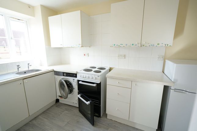 29 Hove Close, Grays photo 4