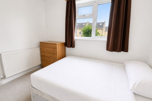 Flat Room 1, 378, Merton Road, London photo 4