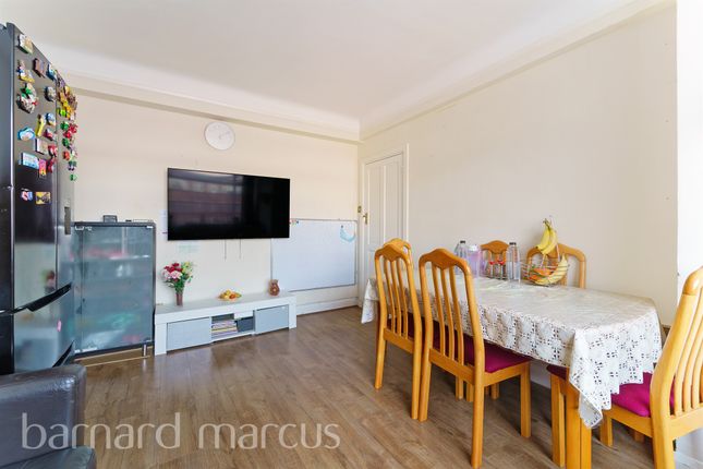 Flat for sale in Balham High Road, London