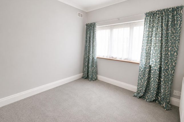 46, Friern Barnet Lane, London photo 4