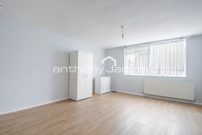Flat 11, Pickwick Court, London photo 4