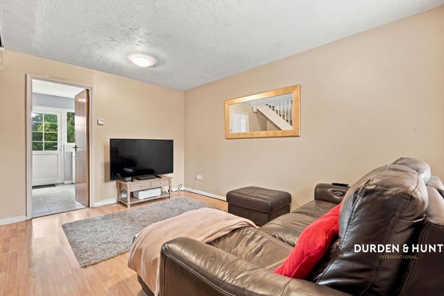 16 Alderwood Close, Romford photo 4