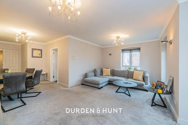 20 Boleyn Court, Buckhurst Hill photo 4
