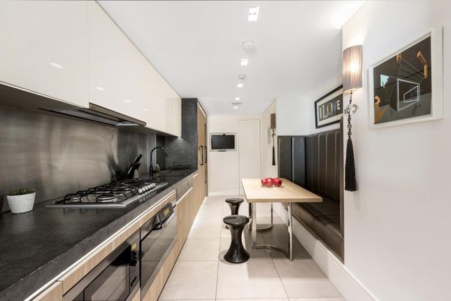 Flat for sale in Rose Square, The Bromptons, London
