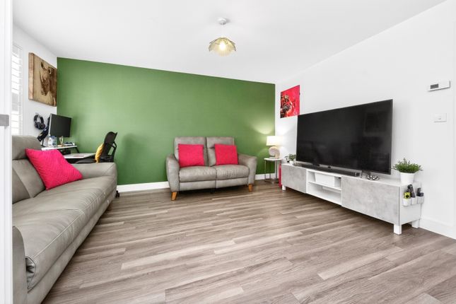 10 Mead Lane, Crawley Down photo 4