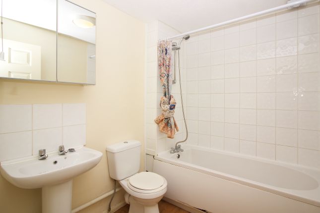 16, Peel Road, Wolverton photo 4