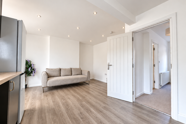 16 Fieldgate Crescent, Leicester photo 3