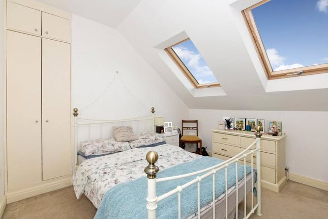Flat B, 1079A, Garratt Lane, London photo 4