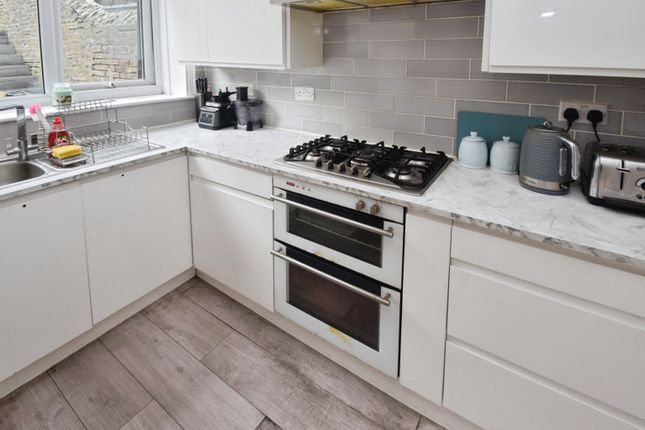 19, Pearson Lane, Bradford photo 3