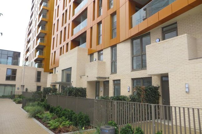 Flat to rent in Garda House, 5 Cable Walk, Enderby Wharf, London