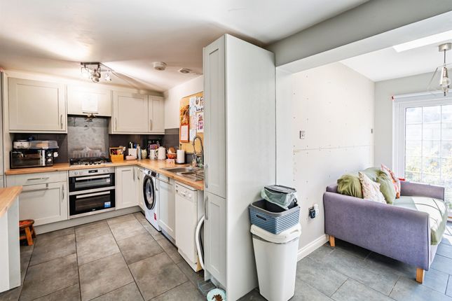 16, Saxby Close, Eastbourne photo 4
