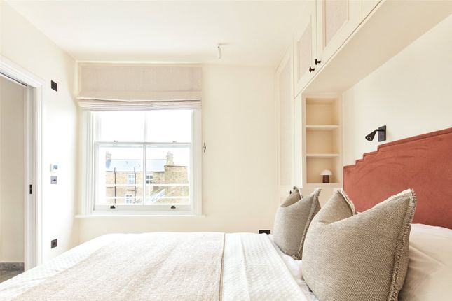 Flat for sale in Oxford Gardens, London