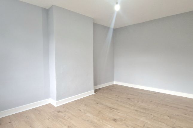 Flat to rent in Church Road, Watford