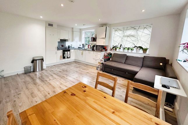 2-bed flat on 1A Hale Court, Edgware, £365,000