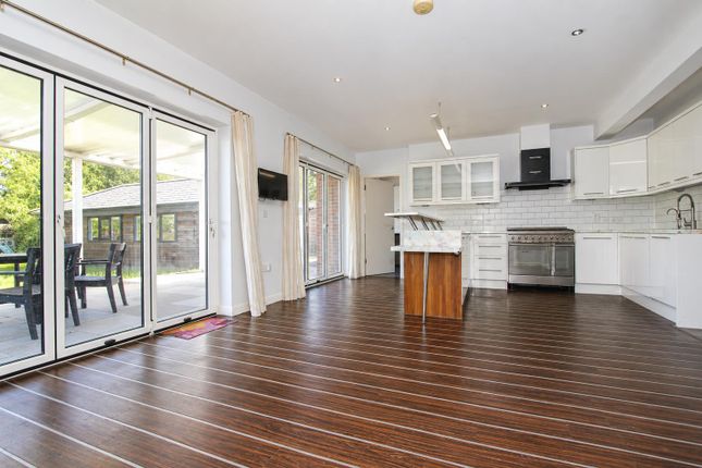 74, Roundwood Way, Banstead photo 4