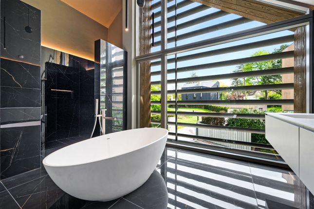 Master En-Suite Bathroom