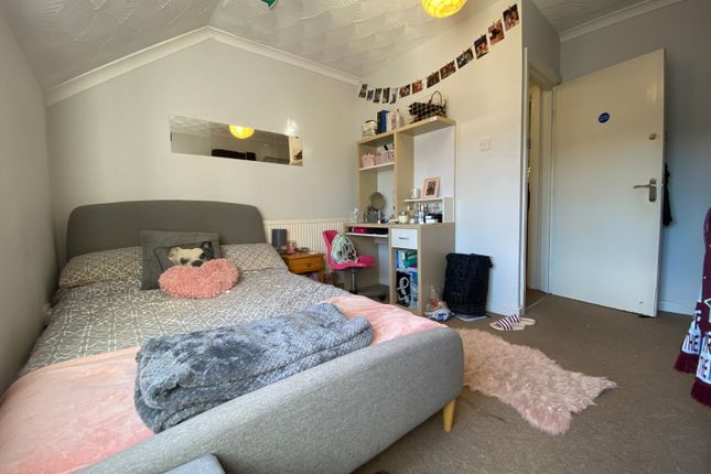 Flat C, 18, Llanbleddian Gardens, Cardiff photo 4