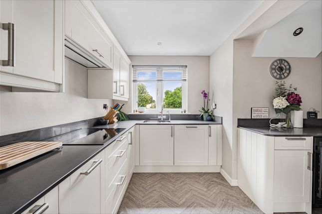 2, Ferney Close, Alton photo 2