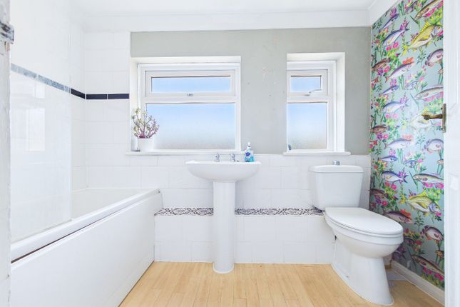 91 Foyle Drive, South Ockendon, Essex photo 4