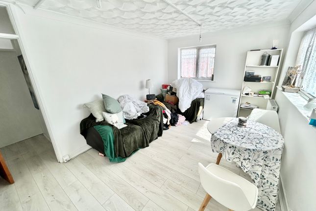 Flat to rent in Clive Road, Portsmouth
