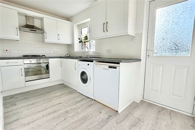 28, Leafe Close, Beeston, Nottingham photo 2