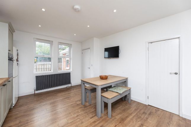 8, Pinfold Lane, Leeds photo 4