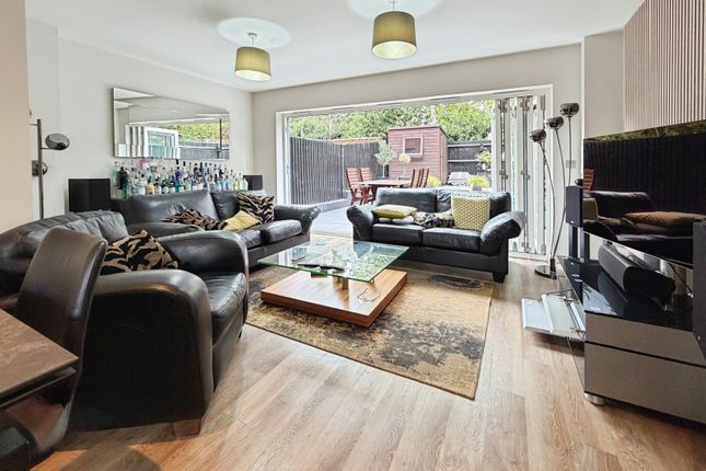 14, Chancellor Drive, Surrey photo 2
