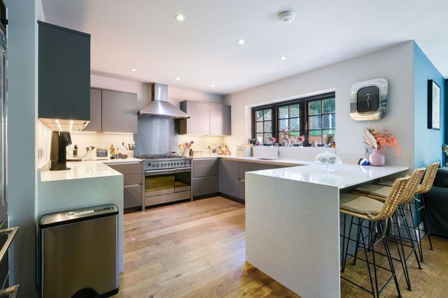 26 Roffes Lane, Caterham photo 3