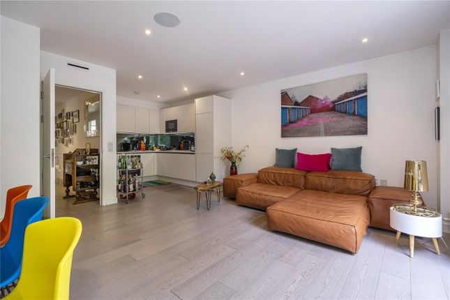 Flat for sale in Pinnacle Close, London