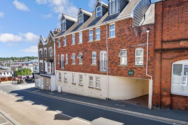 Flat to rent in Mill Hill Road, Cowes