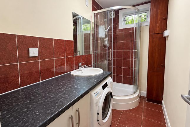 83, Pine Tree Close, Hounslow photo 5