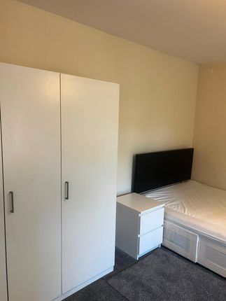 12, Linden Court, Englefield Green photo 5