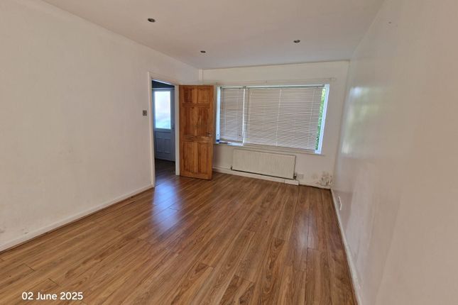 8 Linton Crescent, Leeds photo 3