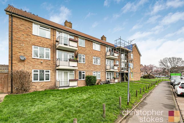 Flat to rent in Downfield Road, Cheshunt, Waltham Cross, Hertfordshire