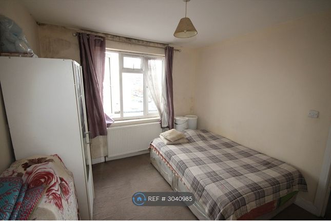 Flat, Woodside Avenue, Wembley photo 4