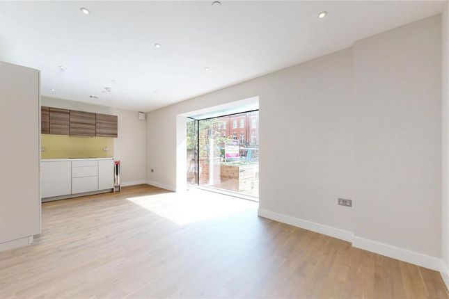 Flat to rent in Viridium Apartments 264 Finchley Road, London