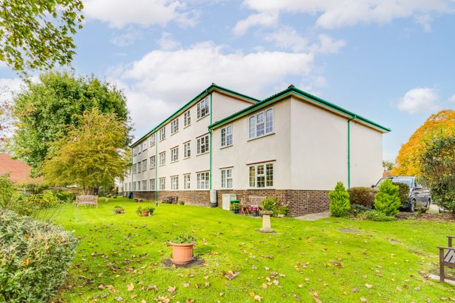 Thumbnail Flat for sale in Guessens Court, Welwyn Garden City, Hertfordshire