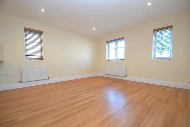 Viewpoint Court, Pinner photo 3