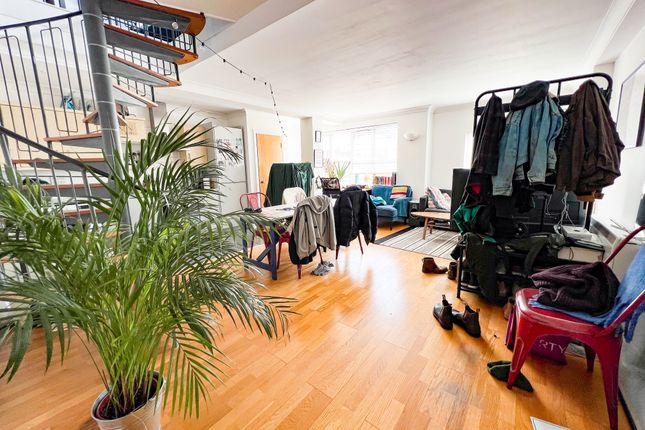 1-bed flat on Baltic Place, Shoreditch, £2,400/mo