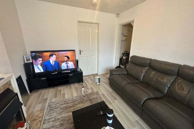 Terraced house to rent in Turton Close, Bloxwich, Walsall