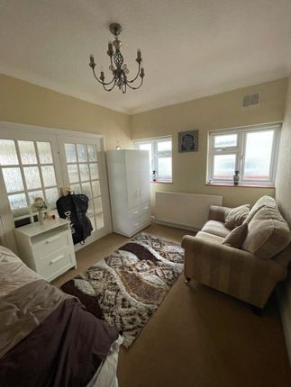 Thumbnail Room to rent in Tomswood Road, Chigwell