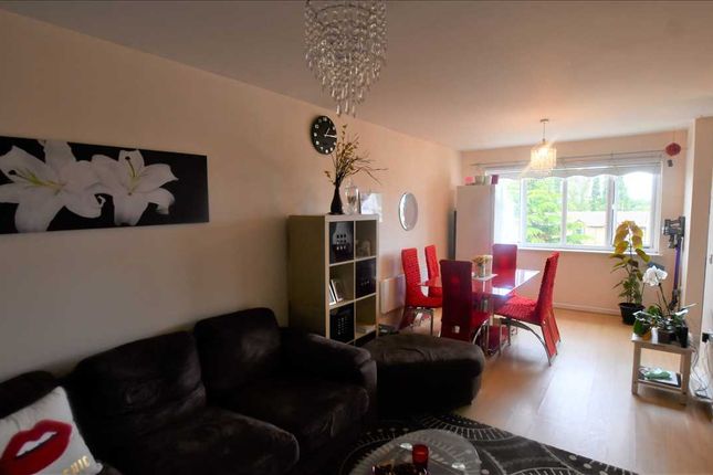52, Cornell Court, Middlesex photo 3