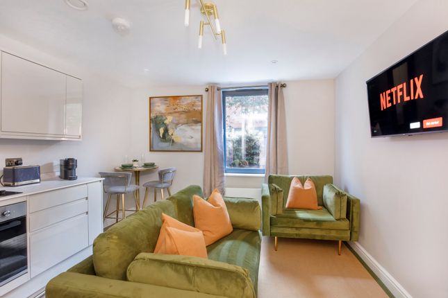 Flat to rent in The Crescent, York