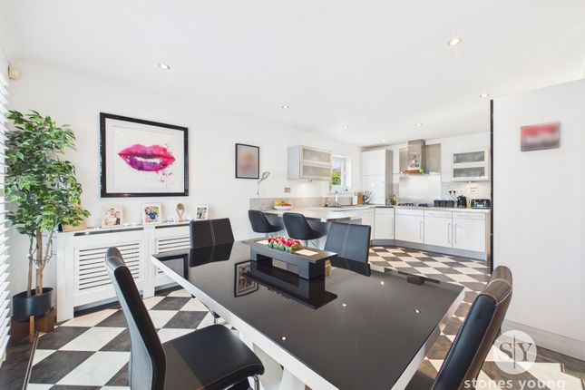15 Dickens Court, Blackburn photo 3
