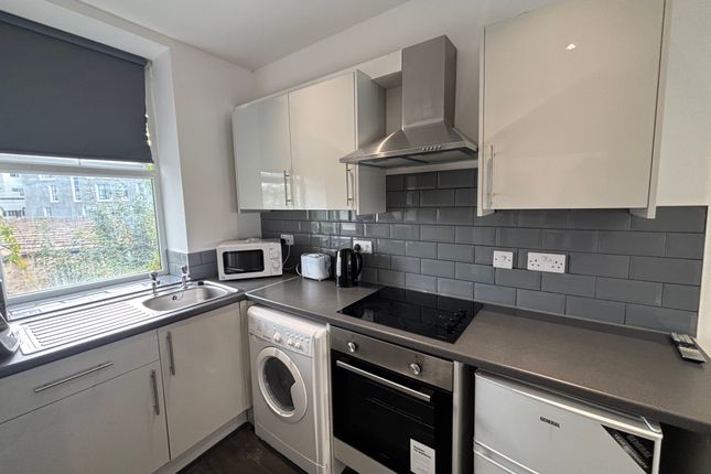 31B, Outcote Bank, HUDDERSFIELD photo 3
